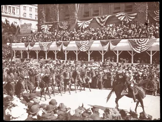 Uitzicht op de menigte en een gemonteerde militaire groep in de Dewey Parade op Fifth Avenue, New York, 1899